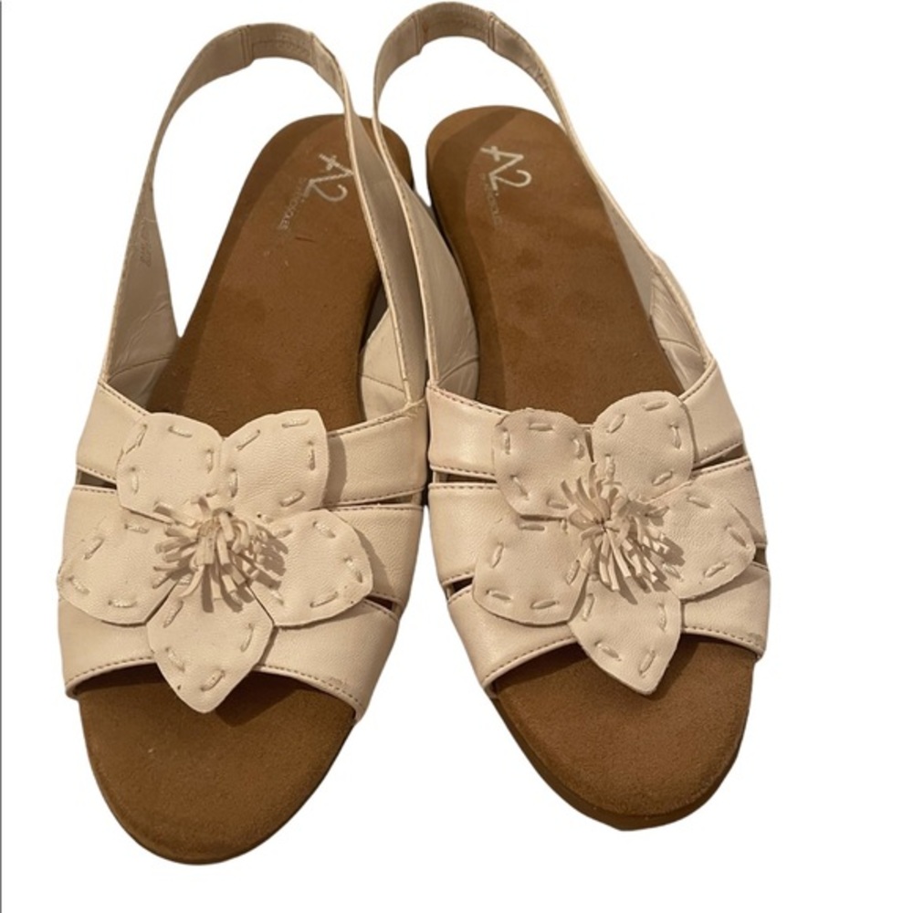 A2 by Aerosoles White Flower Open Toed Shoes Size 7.5
